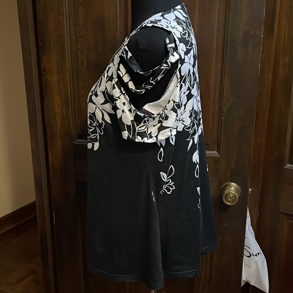 Black and white open shoulder 1/4 zip top - Picture 3 of 6
